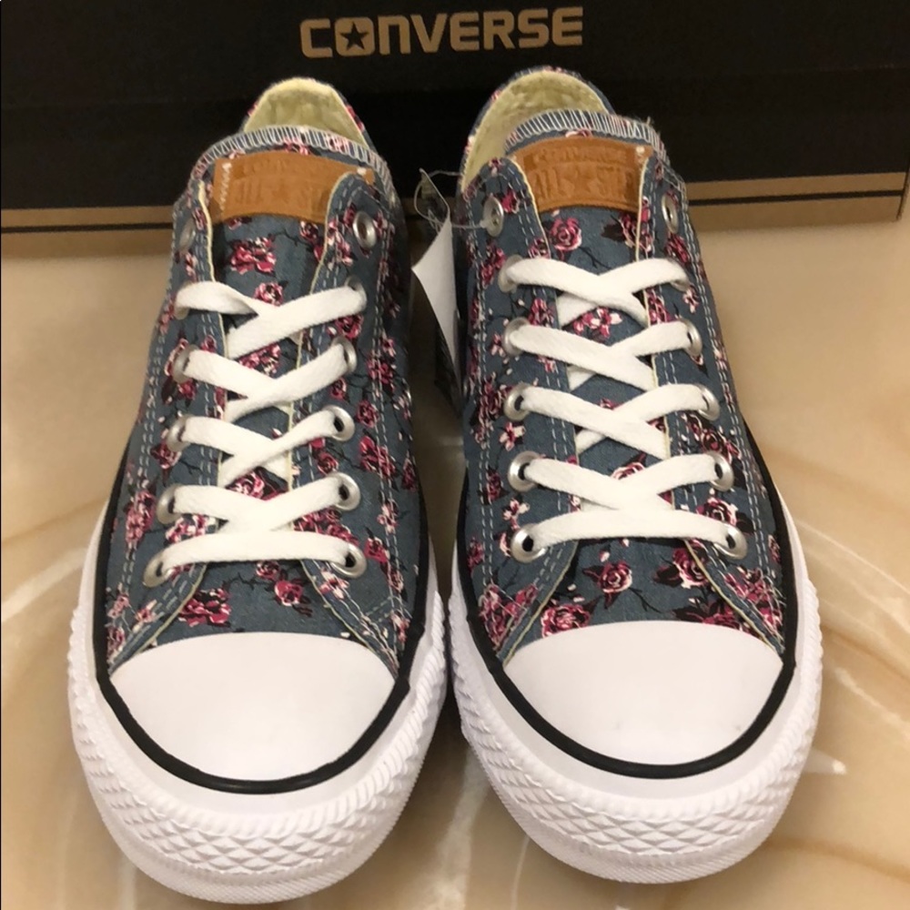 NIB women’s Converse shoes 👟 - Picture 3 of 8